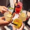 3 cocktailuri fresh pentru serile calde (și gustări care le însoțesc perfect)