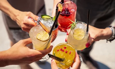3 cocktailuri fresh pentru serile calde (și gustări care le însoțesc perfect)