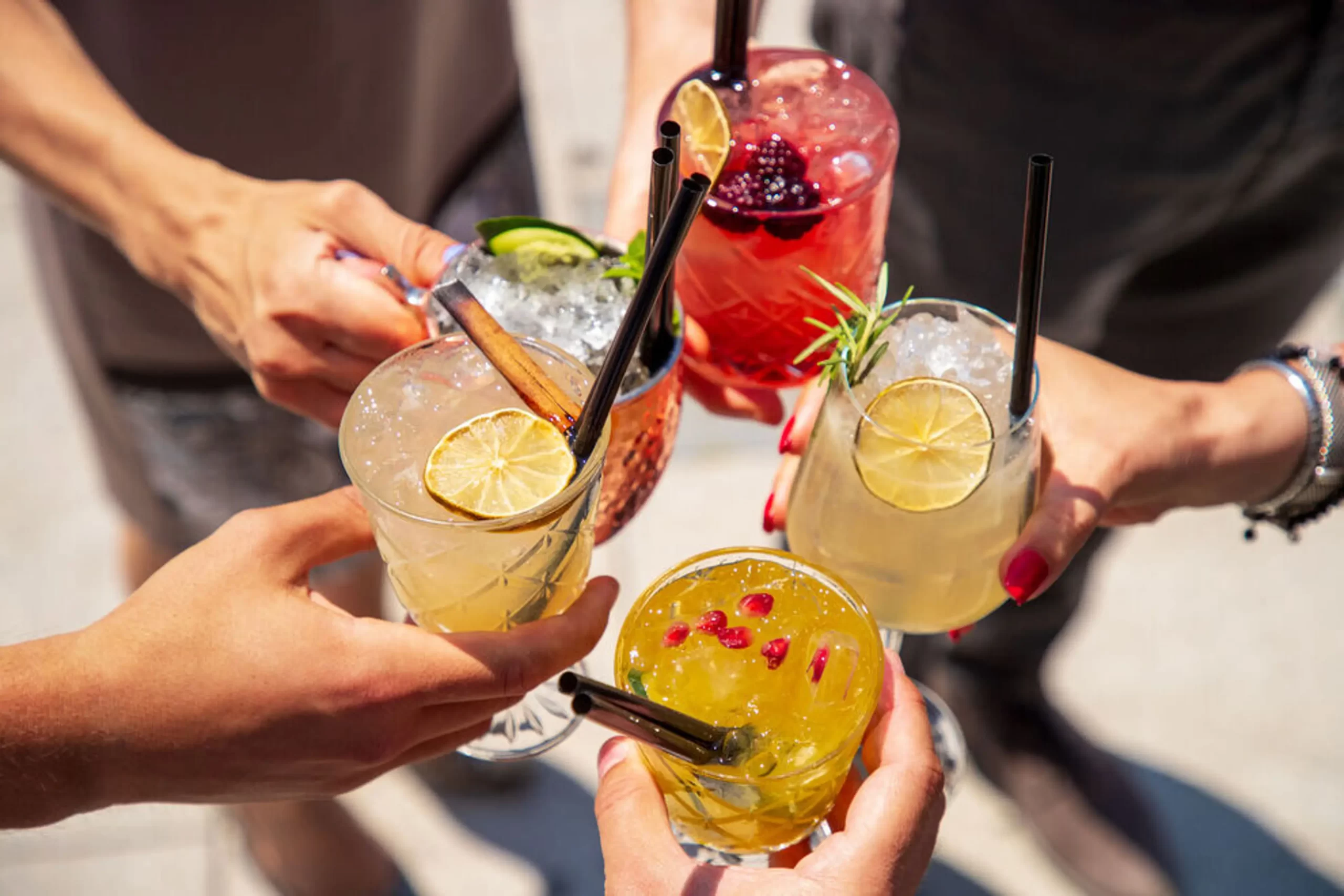 3 cocktailuri fresh pentru serile calde (și gustări care le însoțesc perfect)
